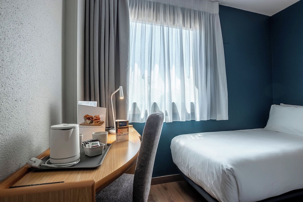 Room - Photo 14