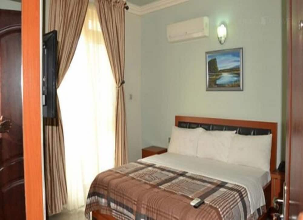 Luxury Suite - Photo 6