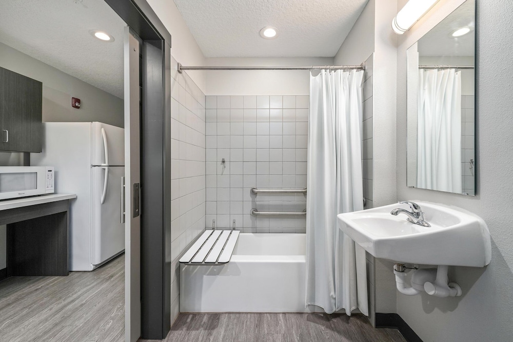 Deluxe Suite With Full Kitchen-Ada (Tub/Shower) B