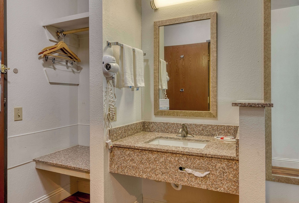 Room, 1 Queen Bed, Accessible, Non Smoking (Mobility) - Photo 5