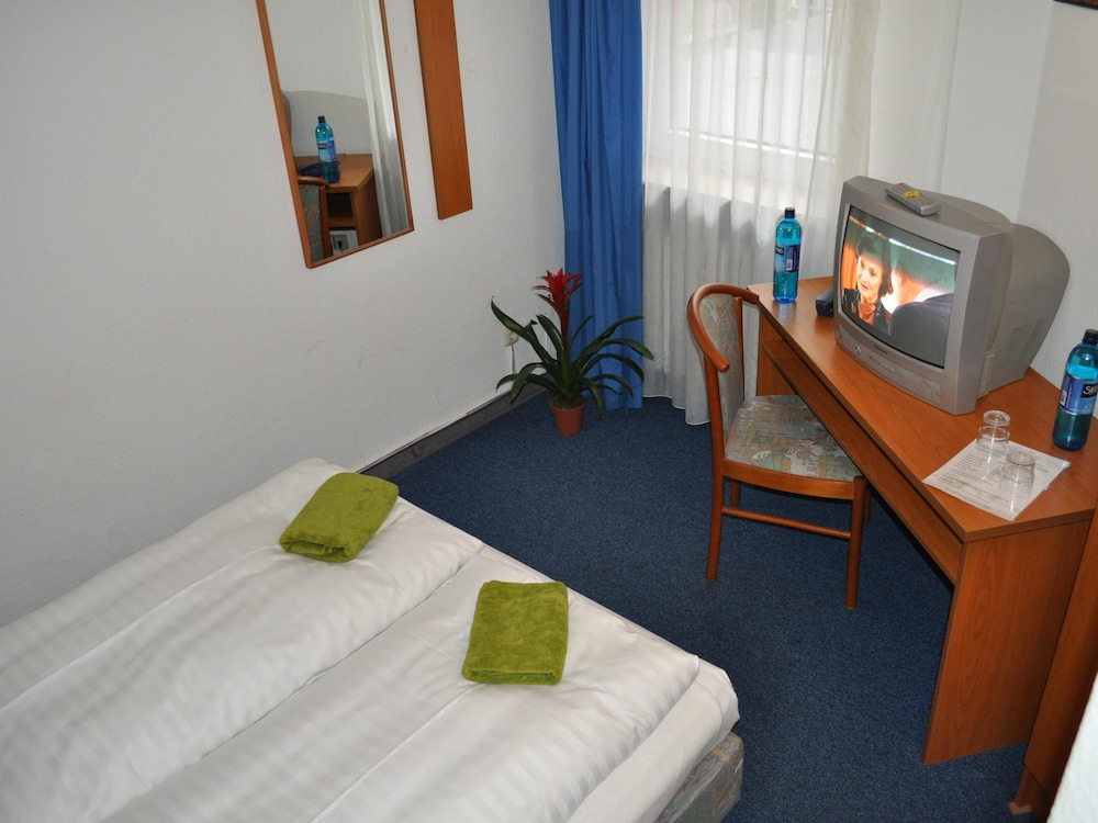 Economy Double or Twin Room, Shared Bathroom photo 1