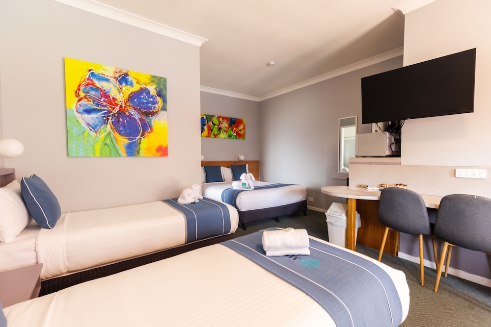 Standard Room, Multiple Beds, Pool Access photo 1