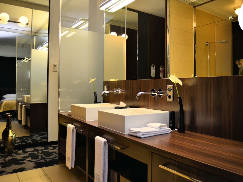 Junior Suite Deluxe (partial river view)