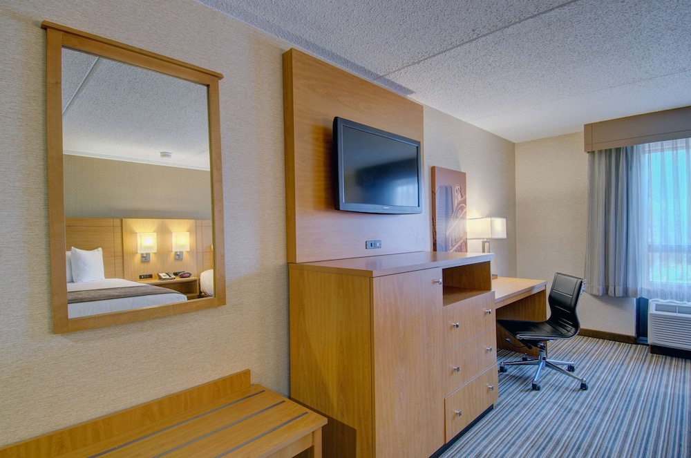 Deluxe Room, 2 Queen Beds, Non Smoking, Refrigerator & Microwave - Photo 4