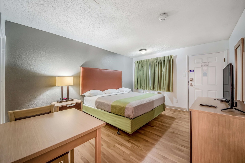 Standard Room, 1 King Bed, Accessible, Non Smoking - Photo 6