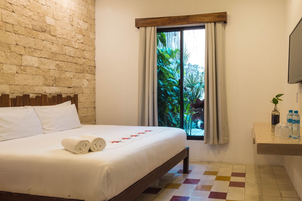 Deluxe Room, 1 King Bed, Garden View photo 2