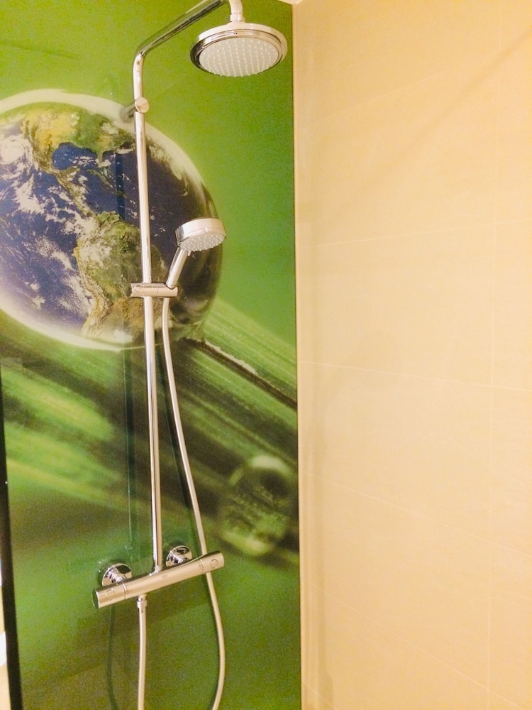 Room, Accessible photo 3