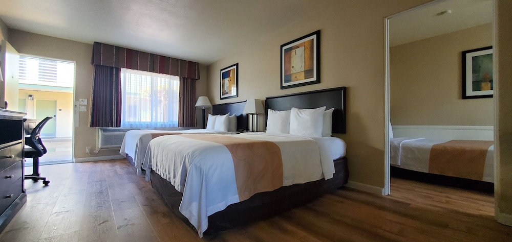 Suite, 2 Queen Beds, 1 Double Bed, Non Smoking - Photo 8