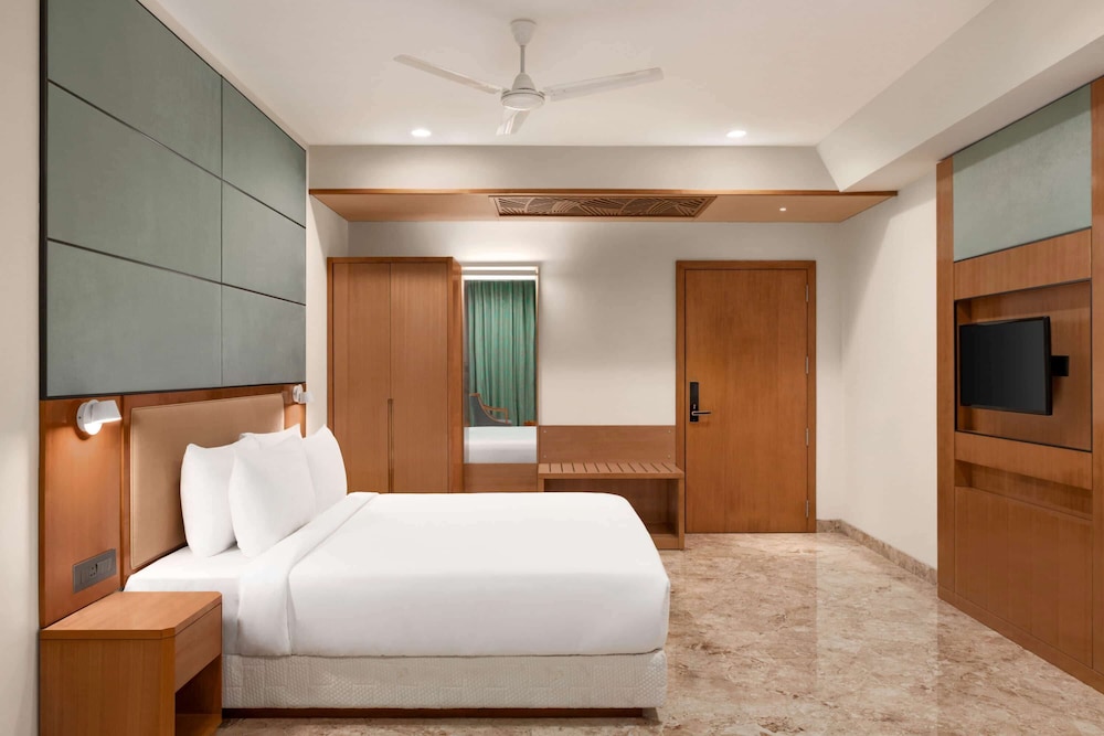 Room, 1 King Bed, Non Smoking - Photo 4