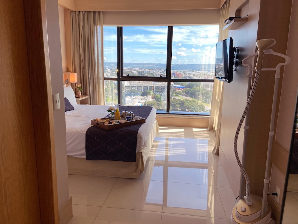 Deluxe Studio Suite, 1 Queen Bed, Ensuite photo 2