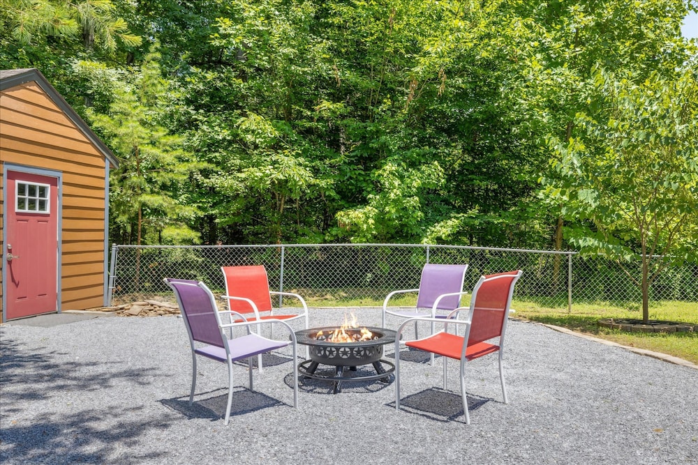 Cozy Cottage w EV Charger Firepit Bed Swing, 사진 5