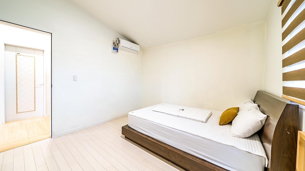 Basic Room, 1 Bedroom (302) - Photo 10