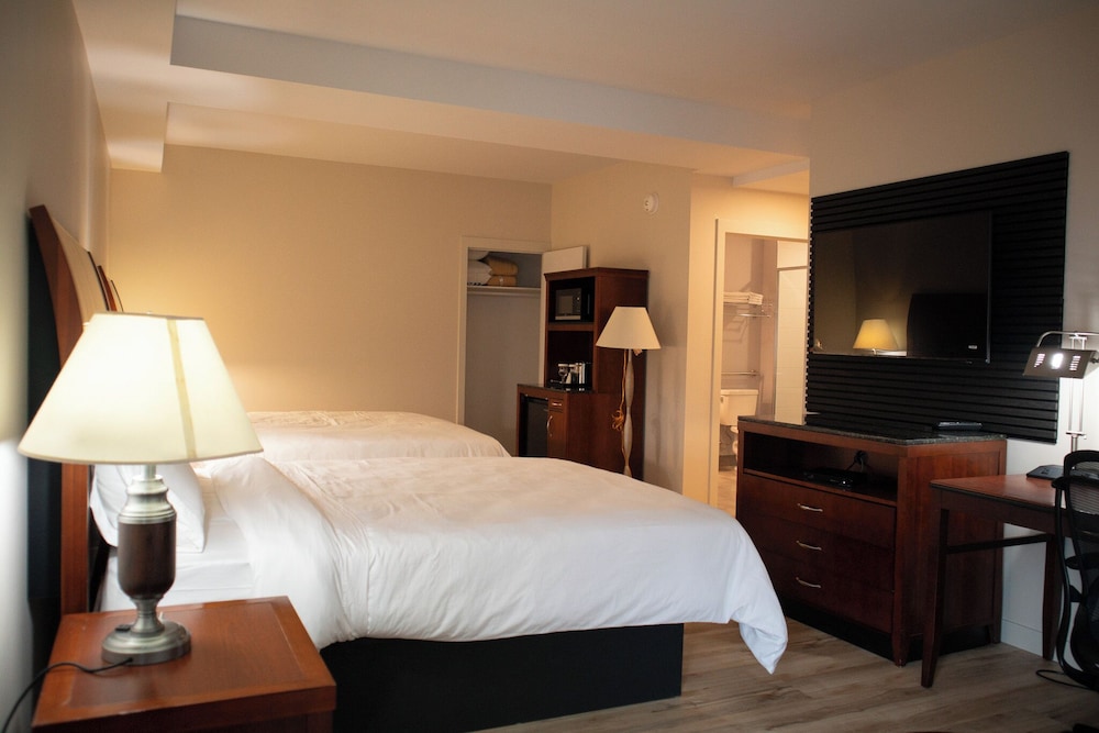 Standard Room, 2 Queen Beds, Roll-in Shower, Non Smoking photo 2