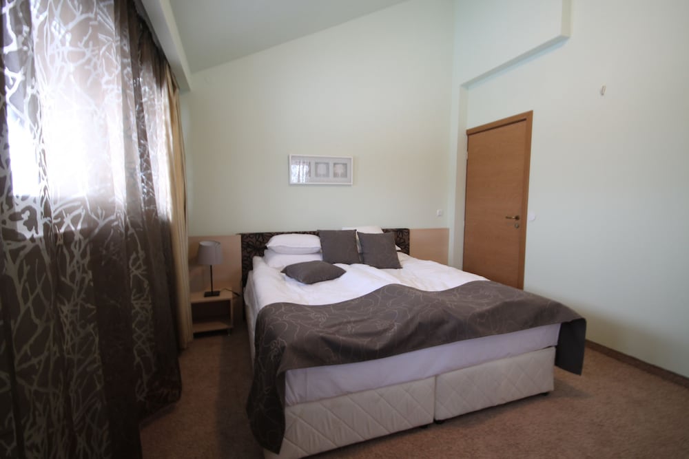 Apartment, 2 Bedrooms, Balcony, Mountain View photo 2