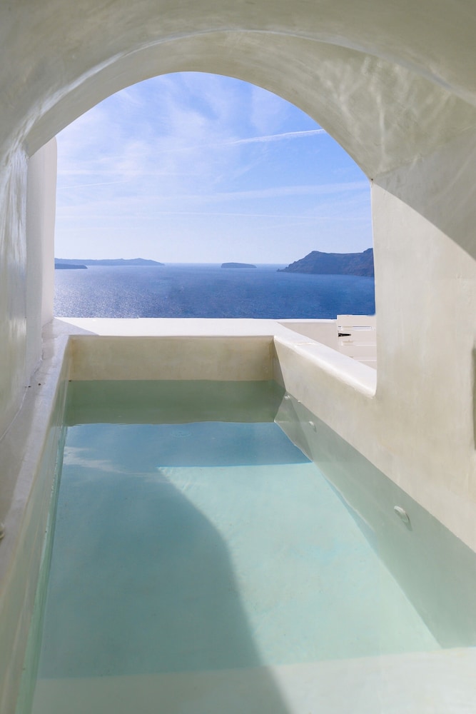 Aphrodite Suite with Outdoor heated Jacuzzi & Caldera View photo 2