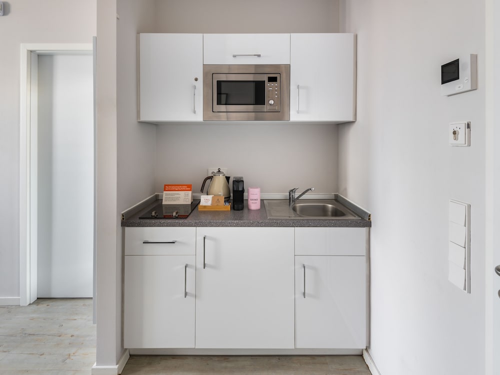 Medium Studio with Kitchenette - Photo 12