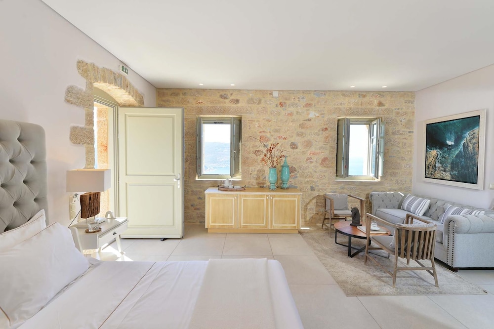 Deluxe Suite, Sea View - Photo 15