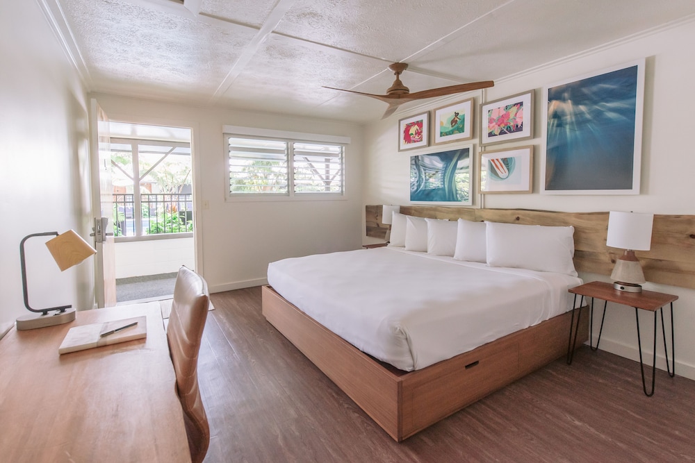 Room, 1 King Bed, Poolside - Photo 1