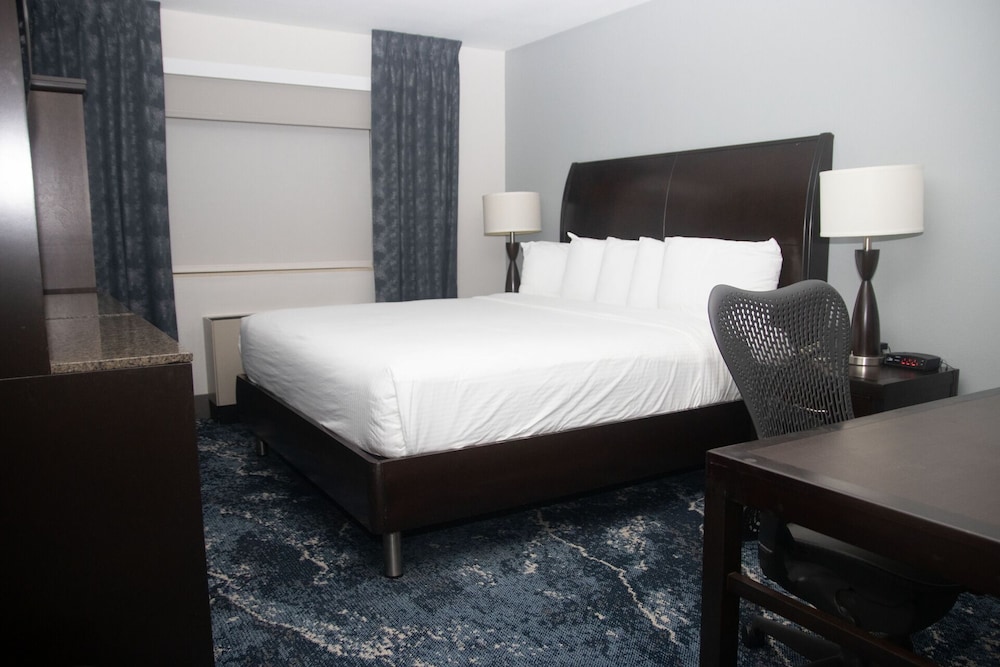Luxury Room, 1 King Bed, Smoking (Newly Renovated) photo 2