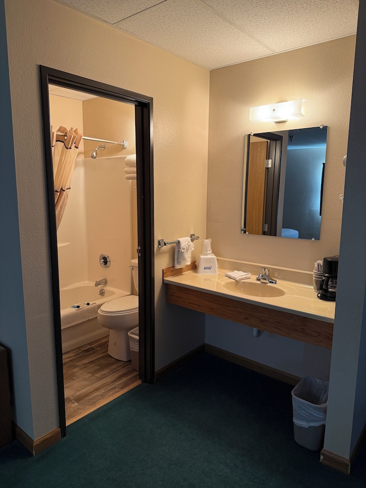 Suite, 1 King Bed photo 2