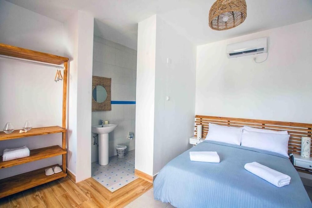 Standard Double Room, 1 King Bed, Non Smoking, Terrace photo 1