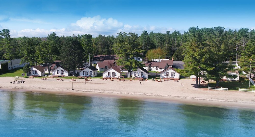 Classic Cabin, 2 Queen Beds, Beachside photo 2