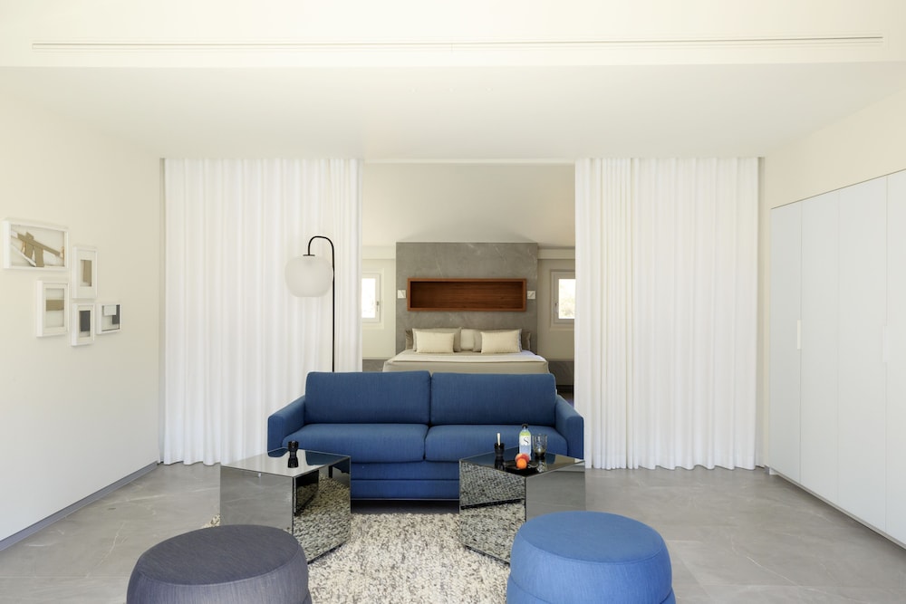 Prestige Suit, Port view - Photo 15