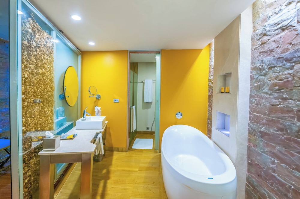 Premier Room with Bathtub - Photo 2