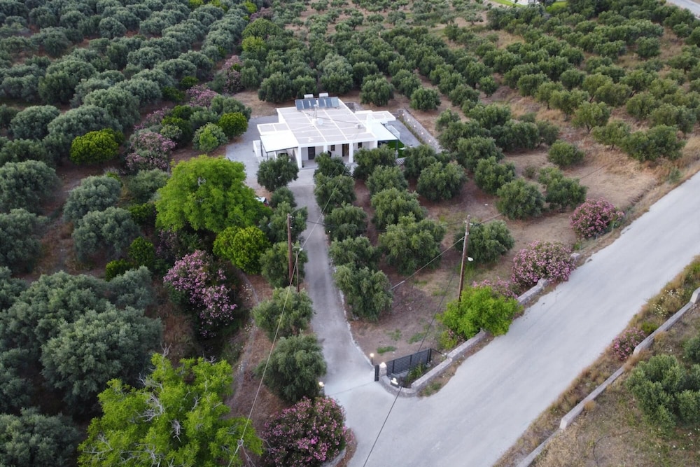 Villa, Smoking photo 2