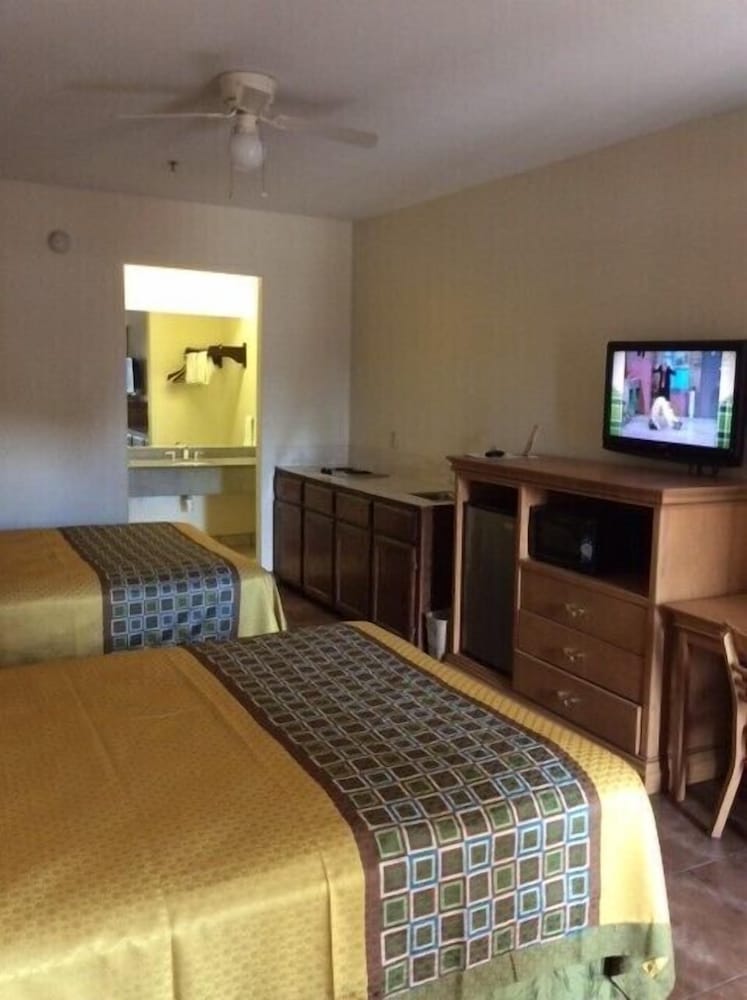 Deluxe Room, 2 Queen Beds, Smoking - Photo 15