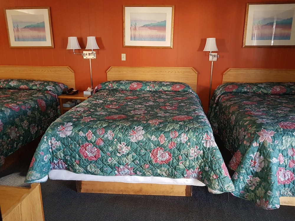 Three queen beds photo 1