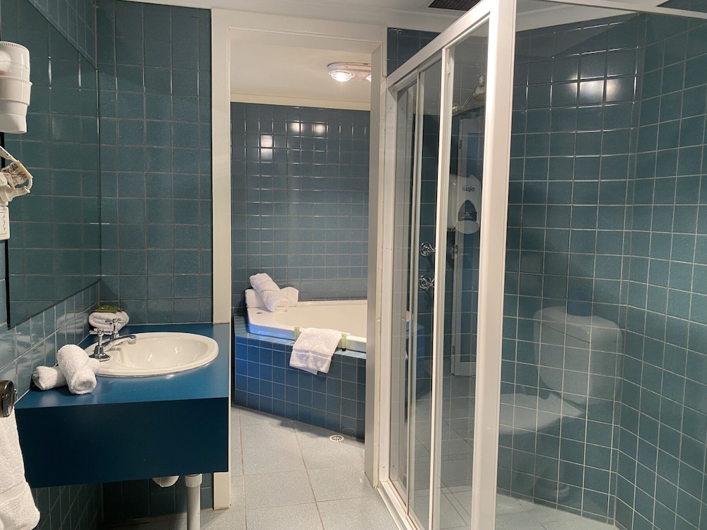 Hotel Suite Upstairs Jetted Tub photo 2