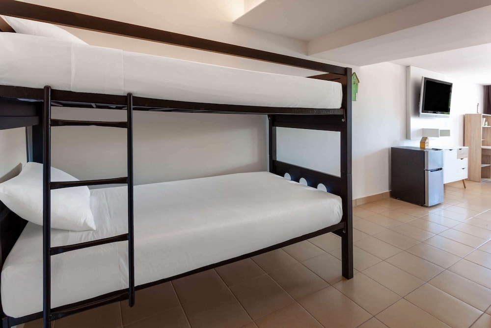 Family Room, Multiple Beds, Non Smoking - Photo 7