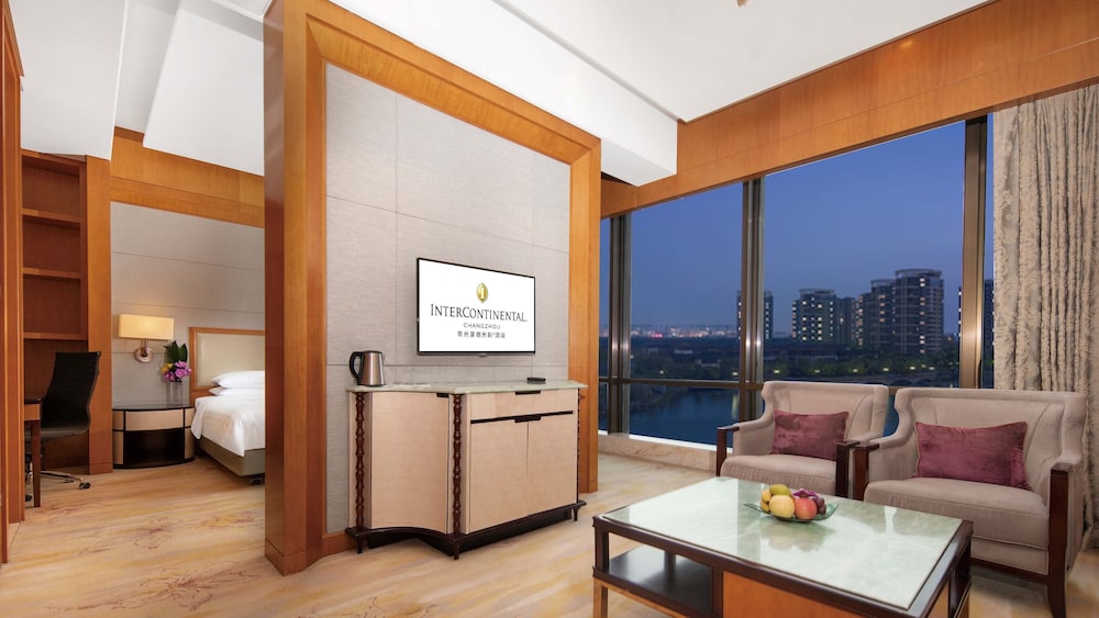1 King Junior Suite Lake View