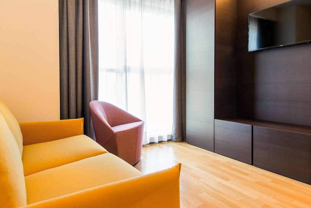 Suite, 1 Double Bed thumbnail 6