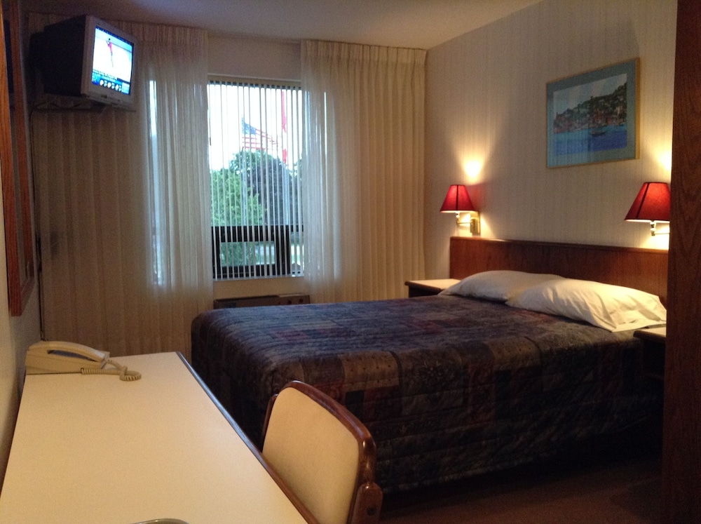 Classic Room, 1 Queen Bed, Courtyard View, Courtyard Area
