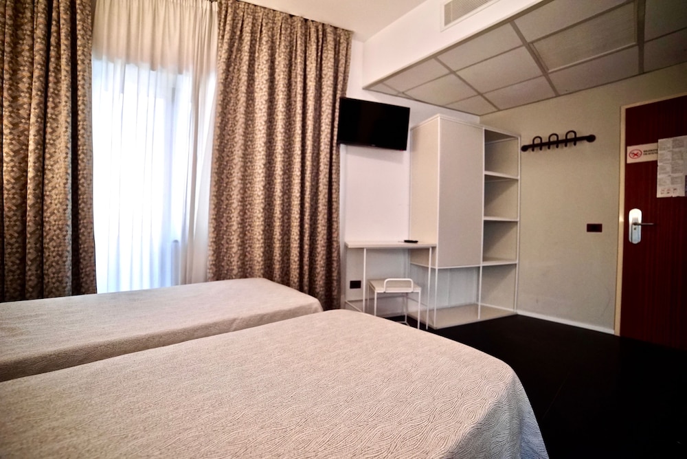 Classic Double or Twin Room, Ensuite - Photo 3