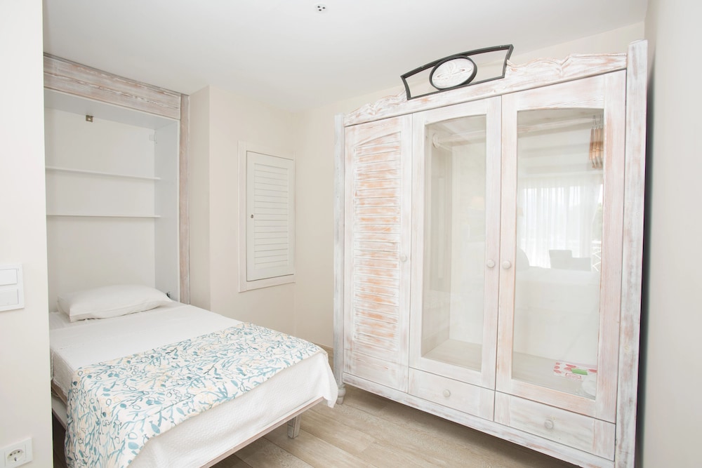 Deluxe Triple Room, Sea View photo 3