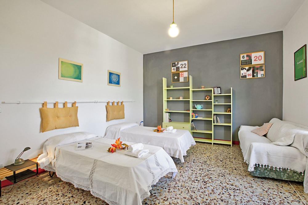 Family Apartment, Multiple Bedrooms (Cozy Counrtry House Btn)