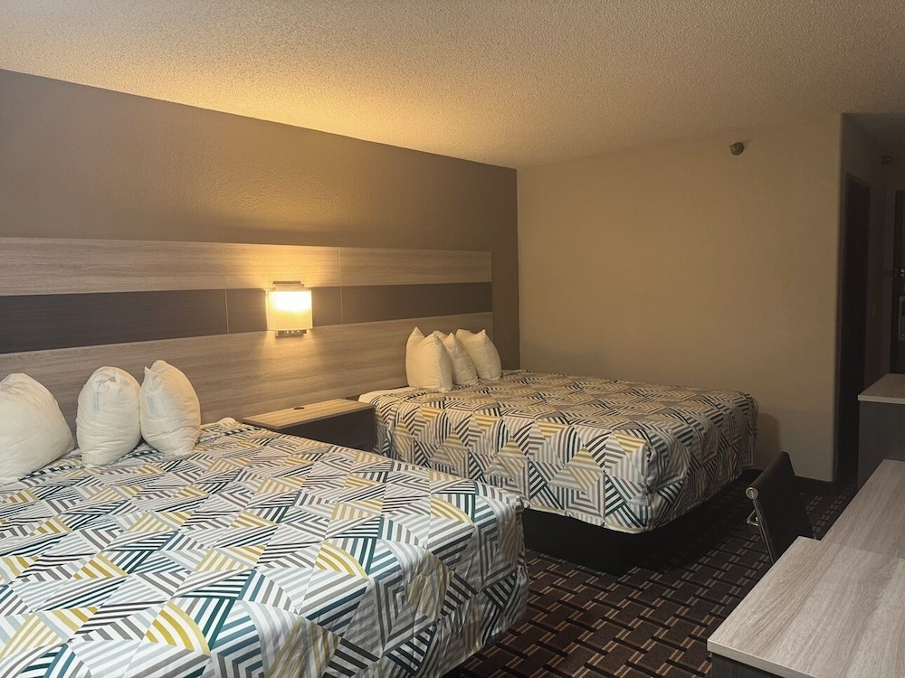 Deluxe Room, 2 Queen Beds, Non Smoking, Refrigerator & Microwave photo 1