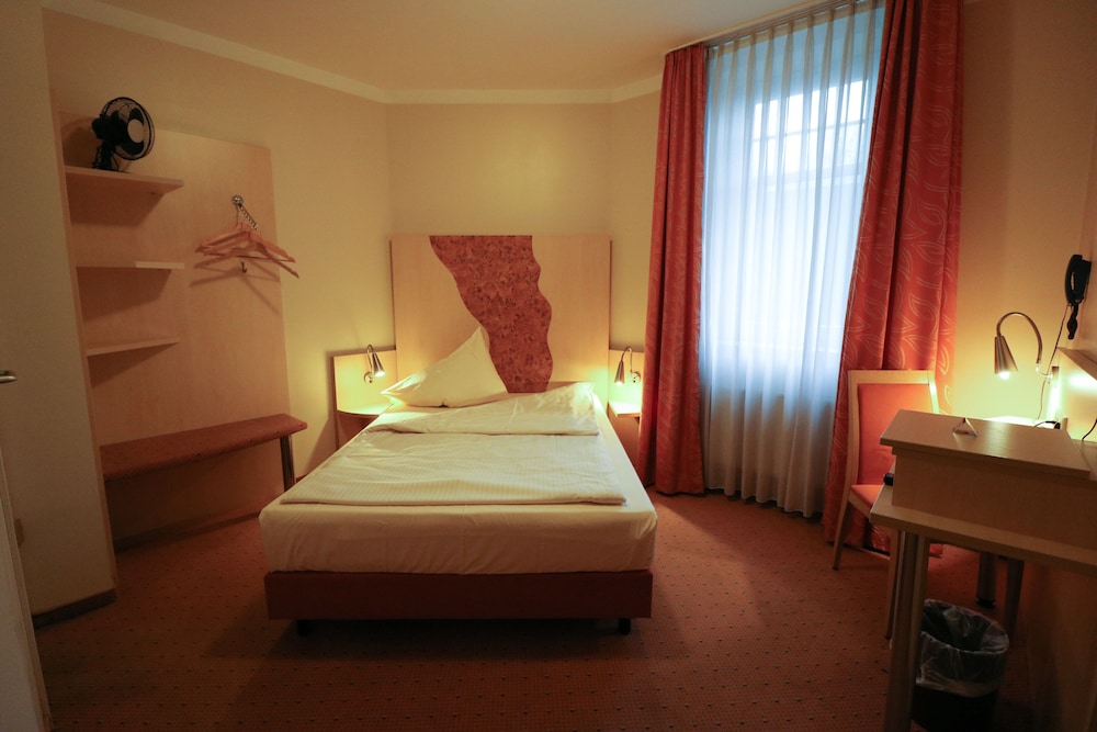 Comfort Single Room (Queen Bed)