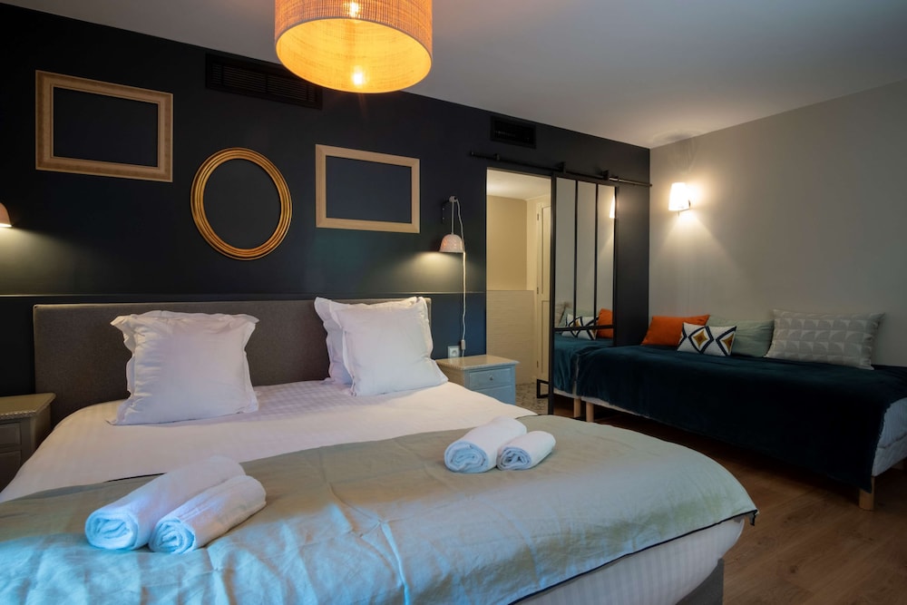 Superior Room, 1 King Bed, Non Smoking (Larger Room) - Photo 7