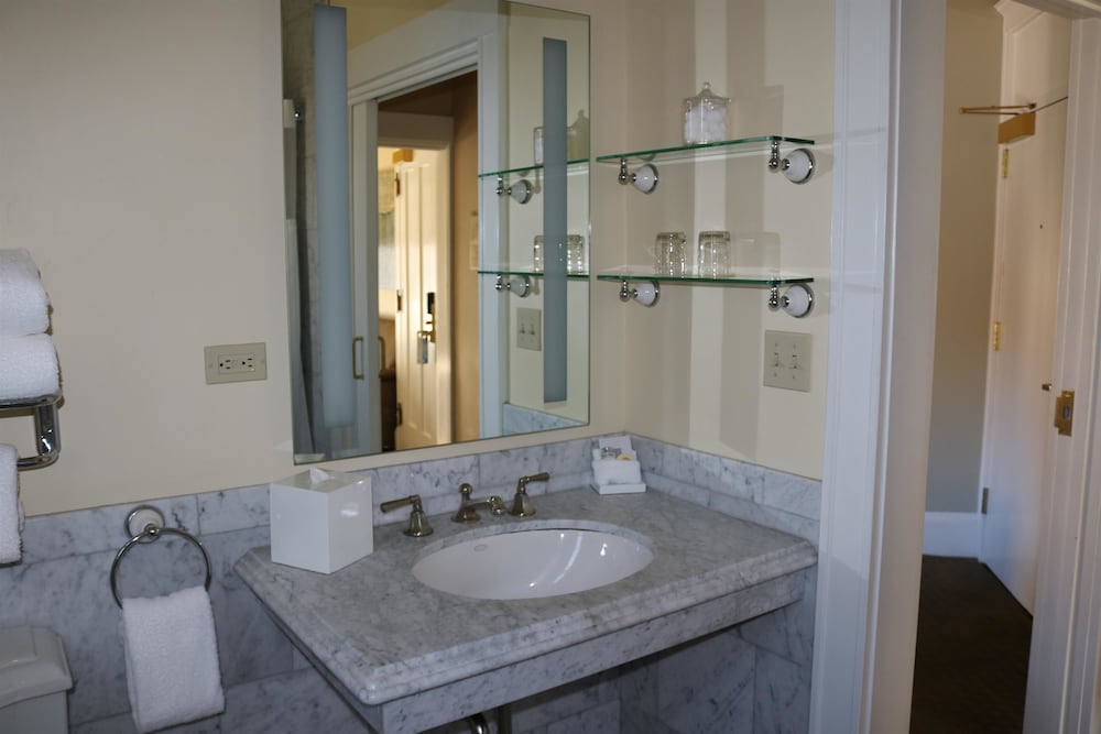 Suite, 1 King Bed, Accessible, Non Smoking - Photo 4