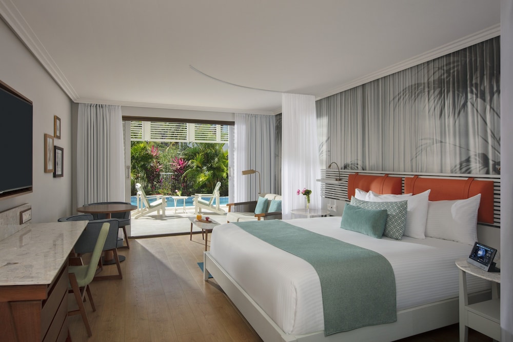 King Bed Suite Pool photo 2
