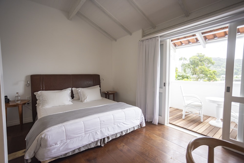 Superior Suite, 1 King Bed, Hot Tub, Garden View photo 3