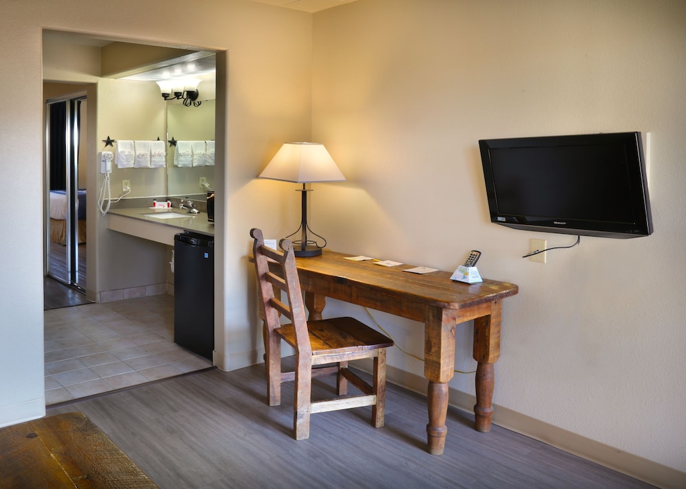 Suite, 1 King Bed, Non Smoking - Photo 2