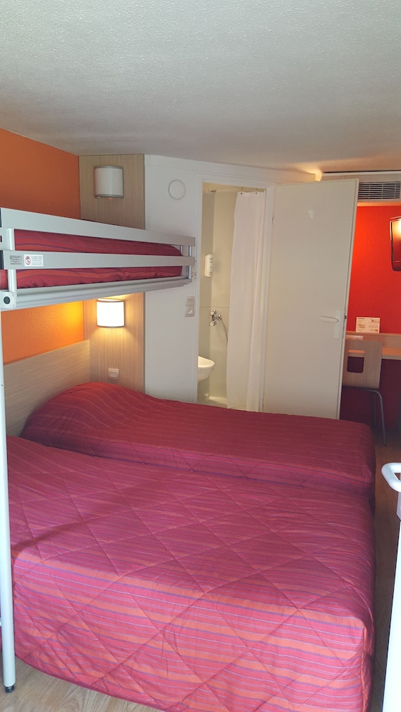 Standard Room, 3 Twin Beds photo 3