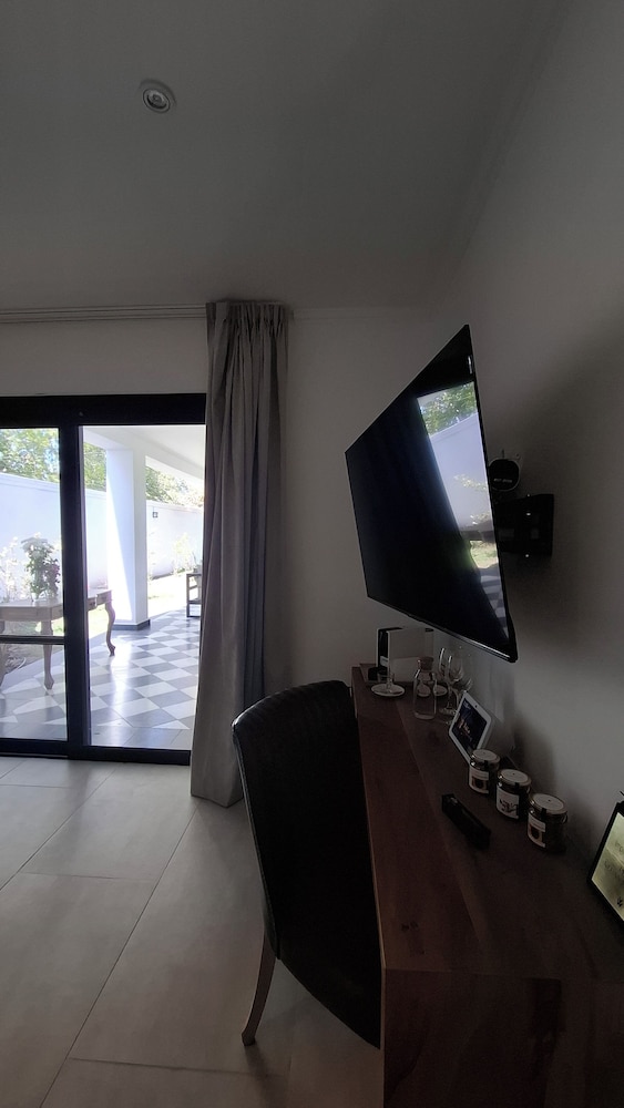 Gallery Room, Garden View