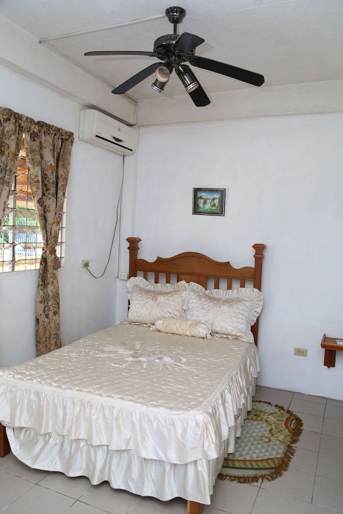 Studio, 1 Queen Bed, Refrigerator & Microwave, Courtyard View photo 2