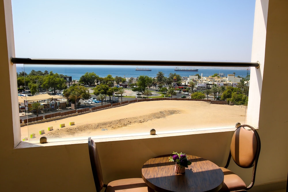 Standard King Room with Balcony Sea View photo 2